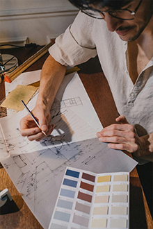 Photo d'un décorateur d'intérieur qui fait des croquis